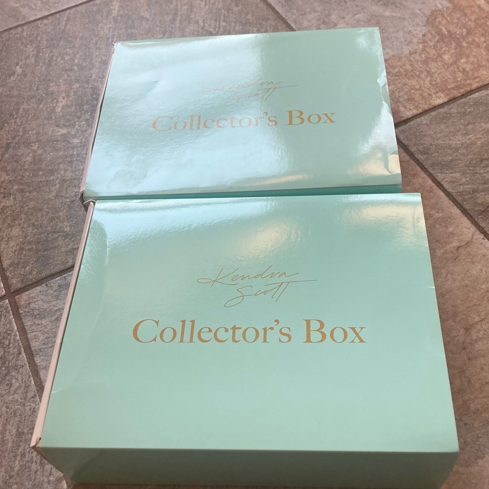 Kendra Scott empty Collectors Boxes Good condition just has tissue and a card